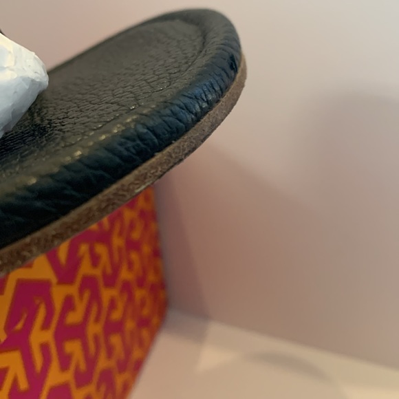 Tory Burch Amanda Flat Thong in Tumbled Black Leather - Picture 6 of 10